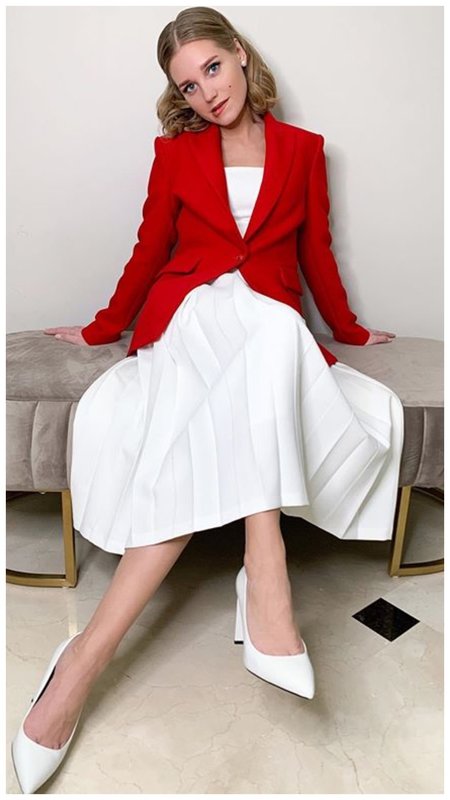 Кристина Асмус в белом платье и красном жакете