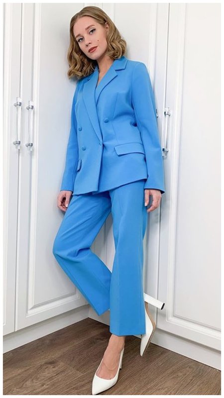 Кристина Асмус в красивом голубом костюме