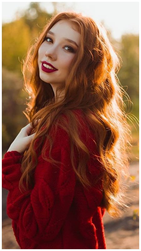Рыжая девушка с красными губами