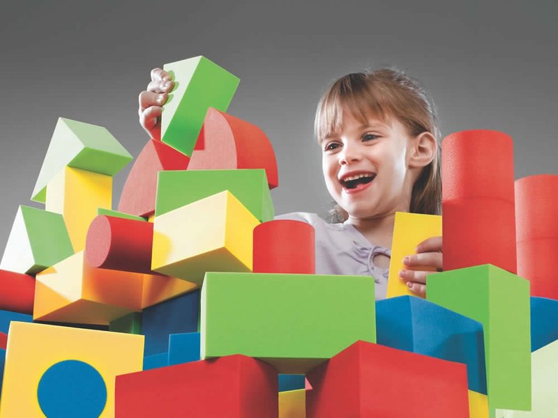 Девочка играет с кубиками