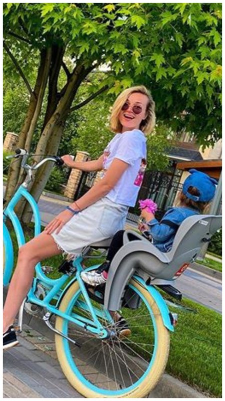 Полина Гагарина с дочкой на велосипеде
