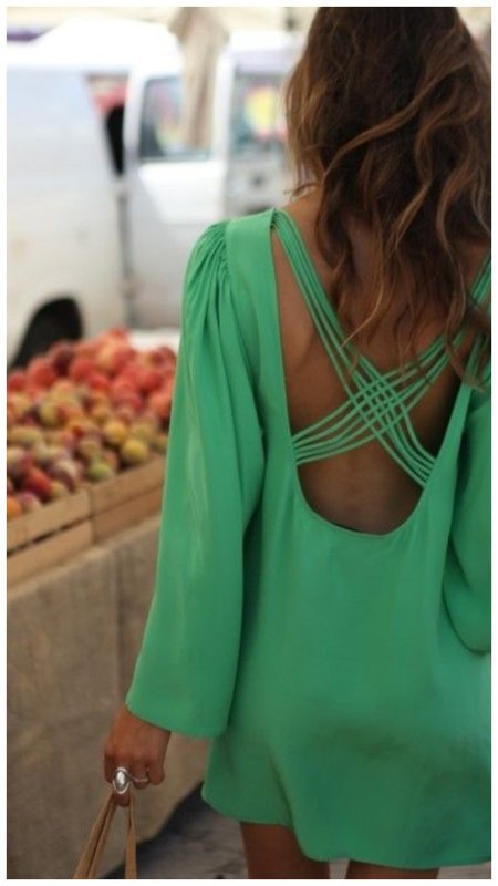 Короткое зеленое платье с открытой спиной