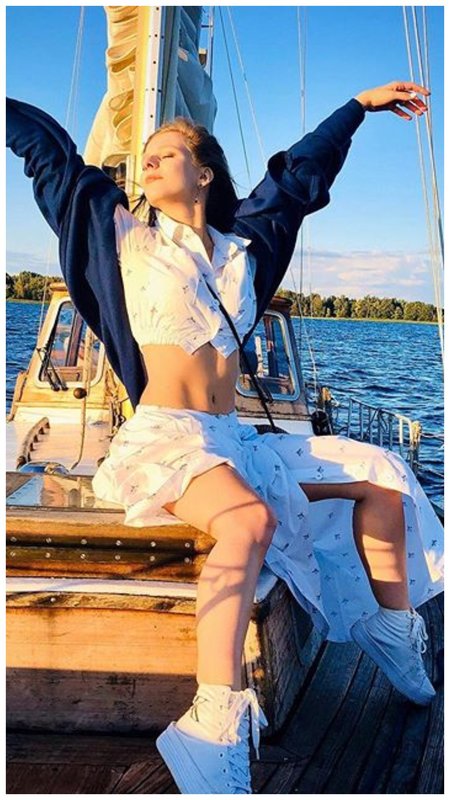 Лиза Арзамасова на яхте