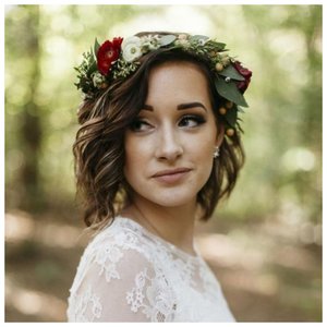 Невеста с короткими волосами и венком из живых цветов