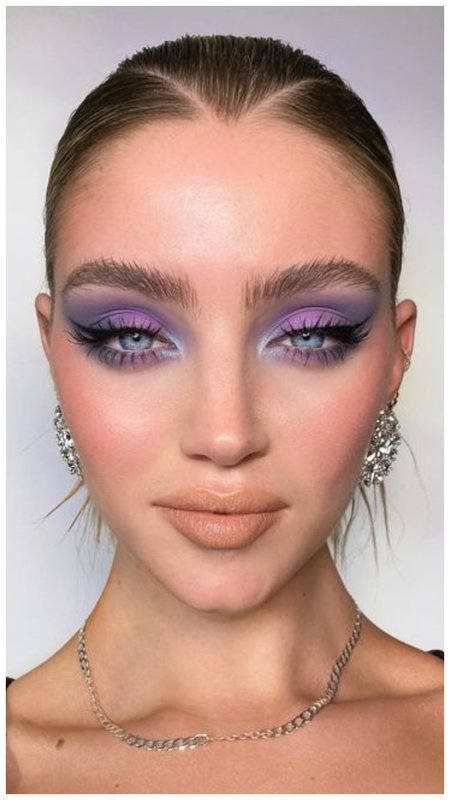Фиолетовый макияж глаз со стрелками