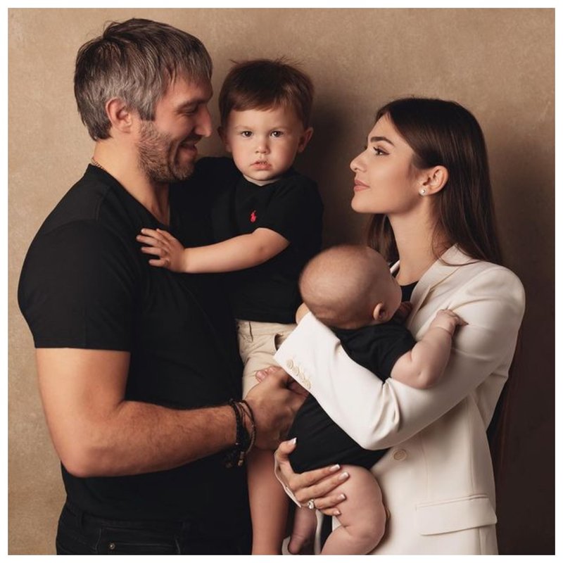 Александр Овечкин с женой и детьми фото