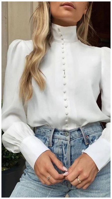 Красивая белая рубашка и джинсы