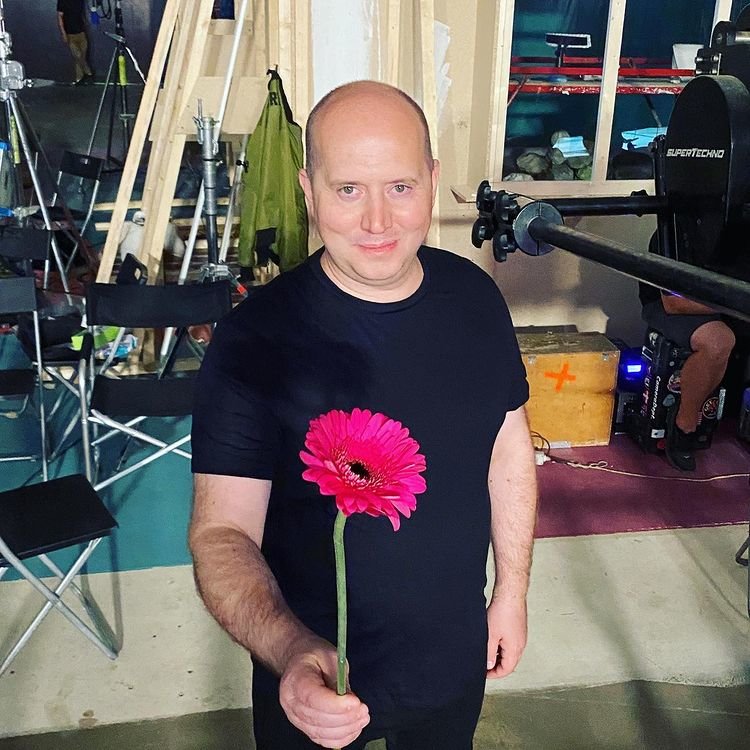 Сергей Бурунов с цветком фото