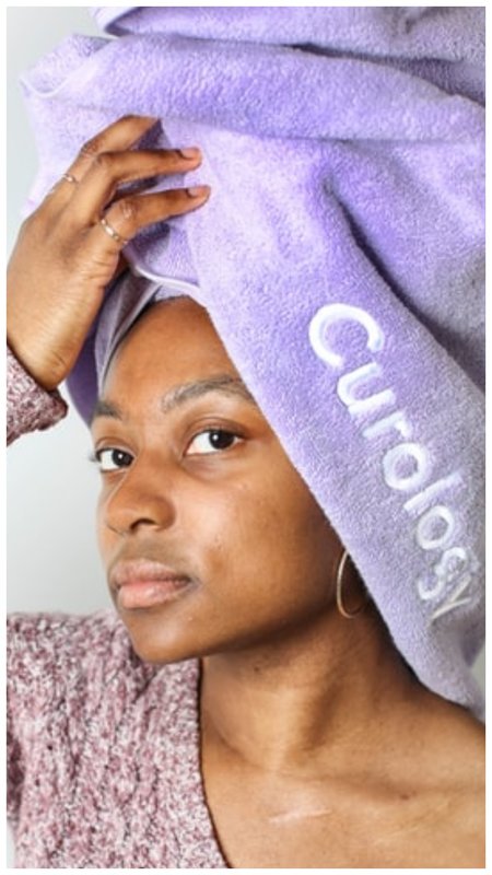 Девушка с полотенцем на голове