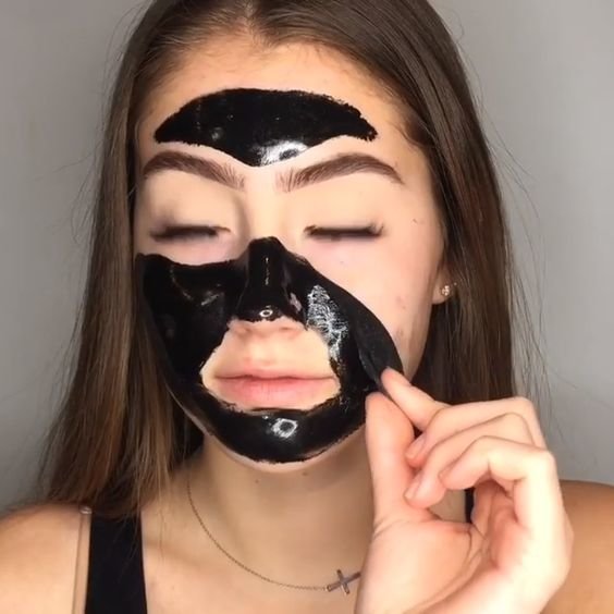 Черная маска для лица