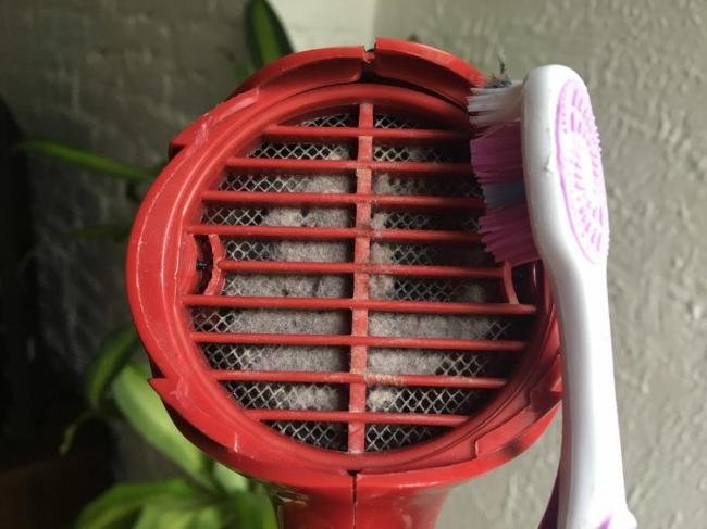 Как почистить фен от пыли и волос