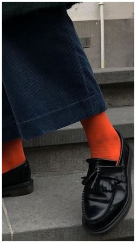 Яркие носки в образе