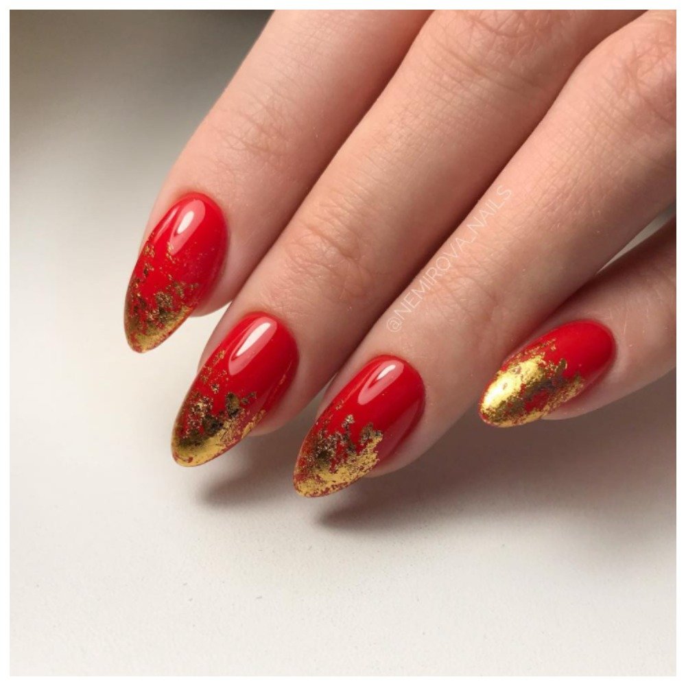 Дизайн ногтей красный с золотом. Ногти красные с золотом. Маникюр красный с золотом. Красные ногти с фольгой. Красный маникюр с фольгой.