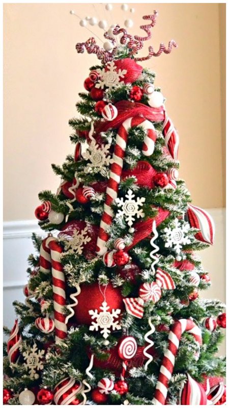 Красно-белая новогодняя елка в классическом стиле