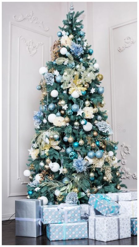 Новогодняя елка с голубыми украшениями