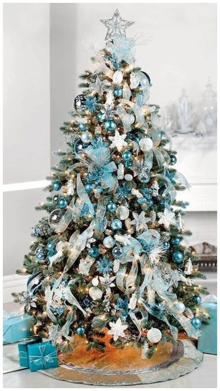 Новогодняя елка с голубыми украшениями фото
