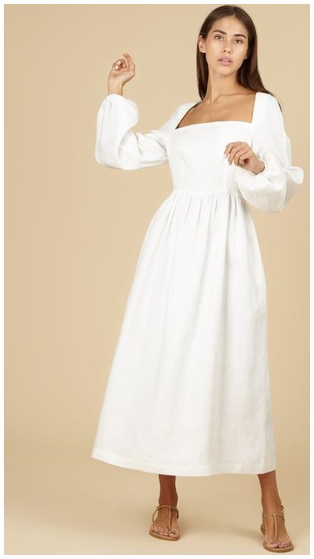 Белое платье с квадратным вырезом