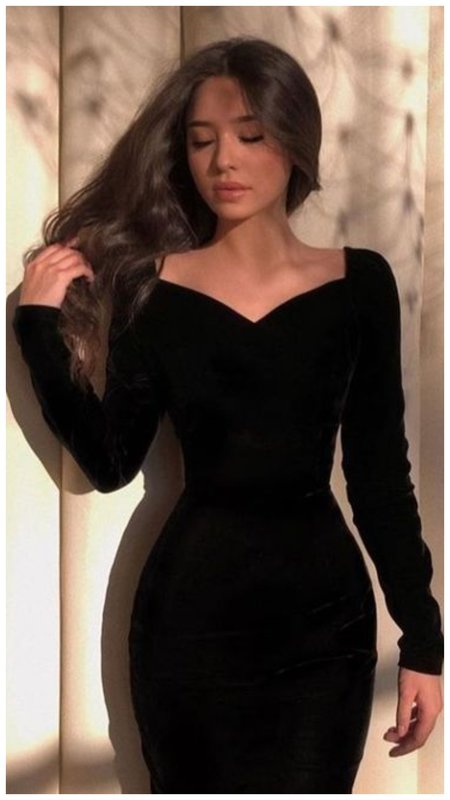 Черное платье с необычным вырезом