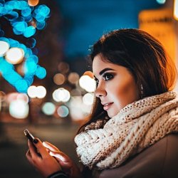 Красивая девушка с телефоном