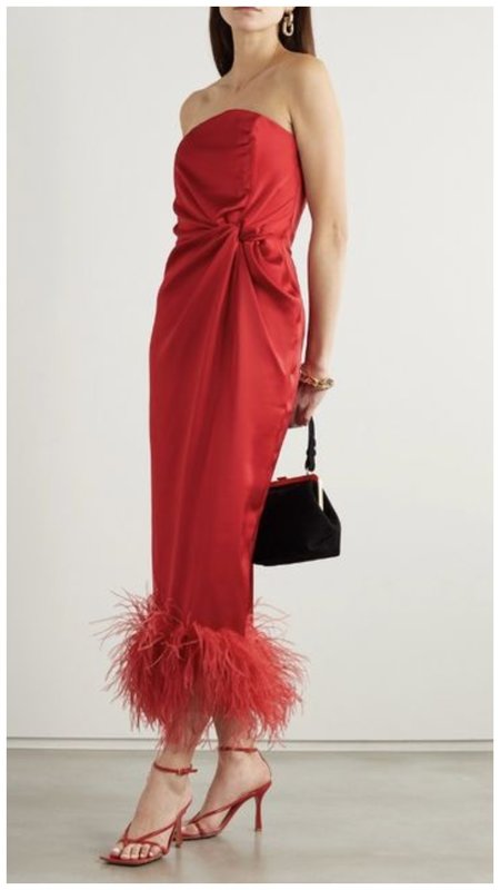 Красное платье с перьями