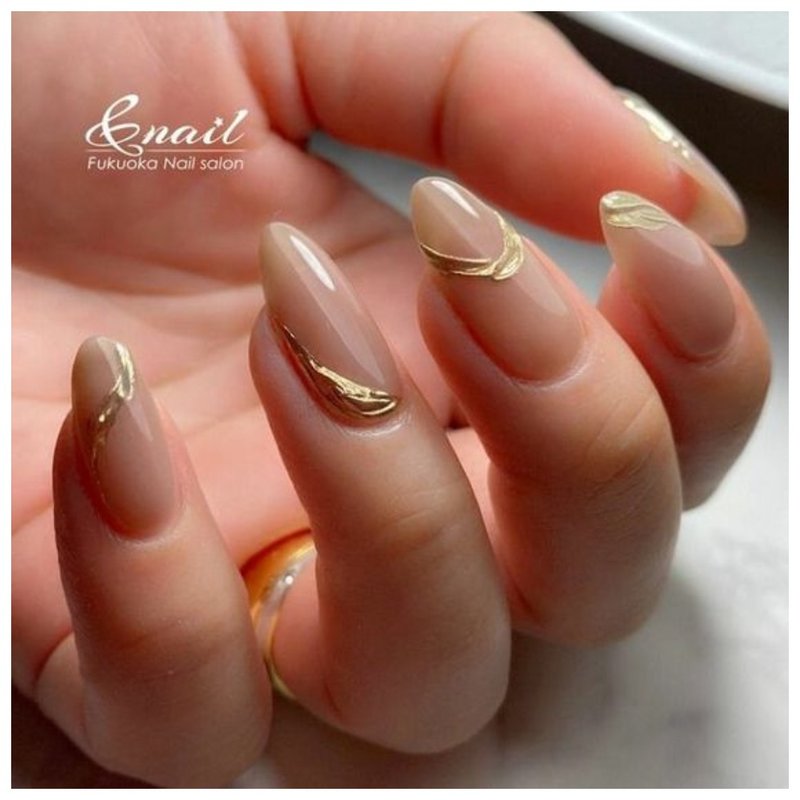 Нюдовые длинные ногти с золотом