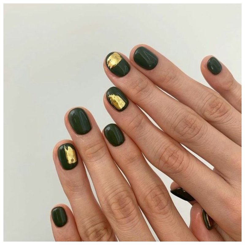 Оливковые ногти с золотом