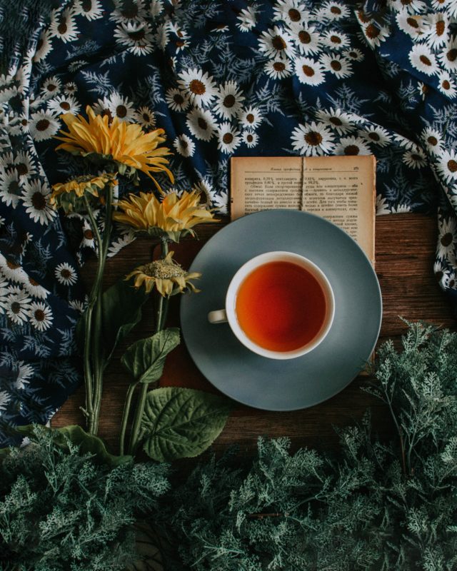 Чашка чая на фоне цветов