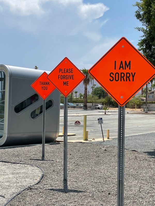 Извинения в виде дорожных знаков