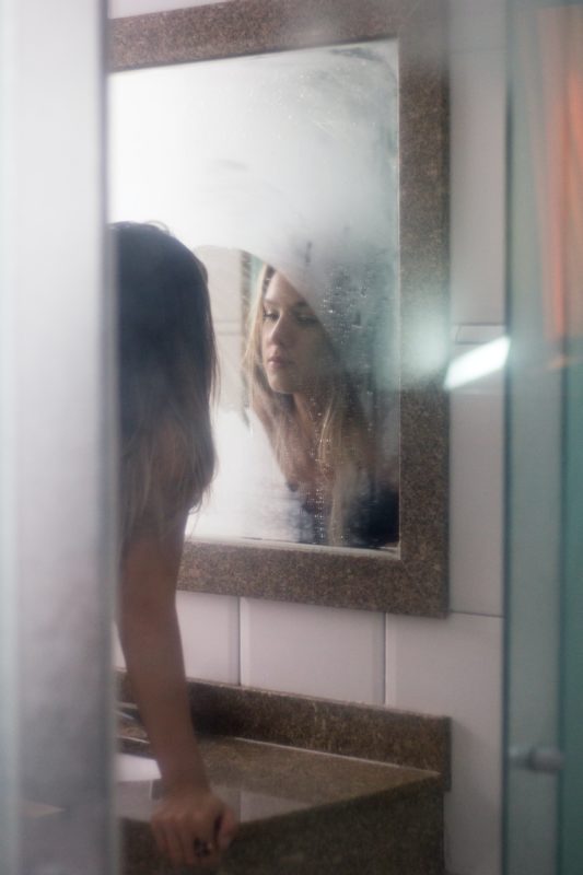 Селфи в зеркале в ванной