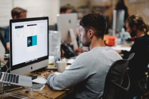 Мужчина работает в офисе