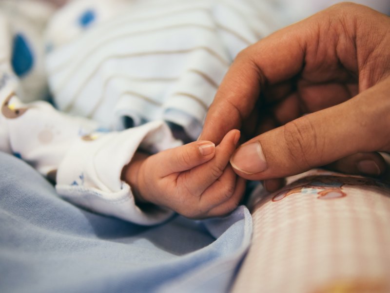 Рука новорожденного ребенка