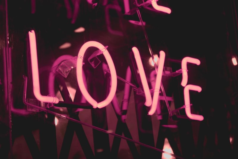 Светящая надпись "Любовь"