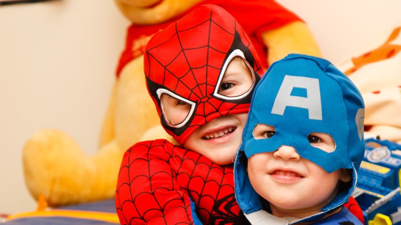 Дети в костюмах супергероев