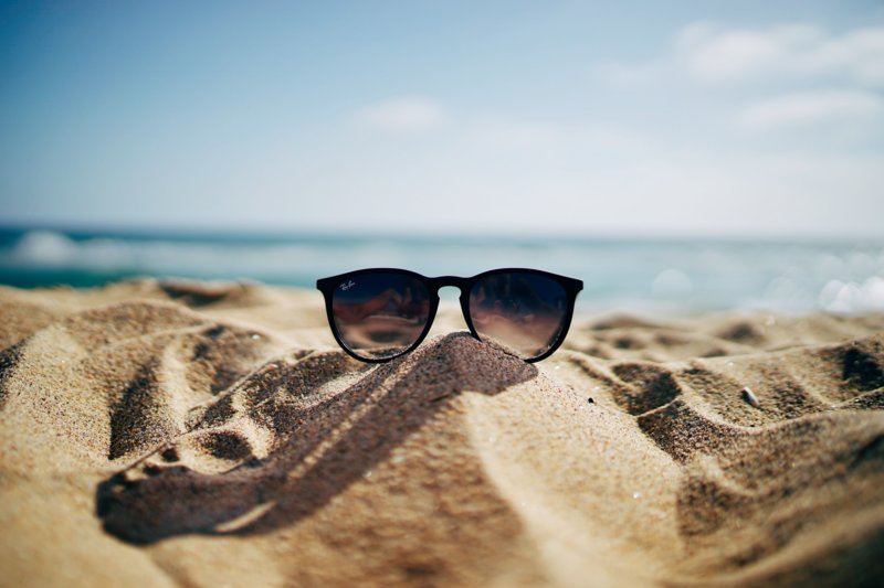 Солнечные очки на песке