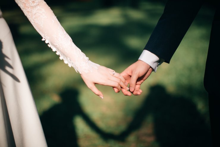 Свадьба молодожены держатся за руки