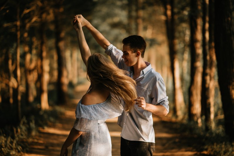 Влюбленные танцуют в лесу