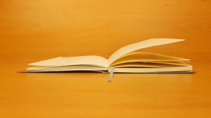 Открытая книга на желтом фоне