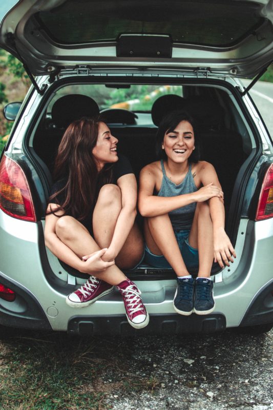 Две девушки сидят в багажнике