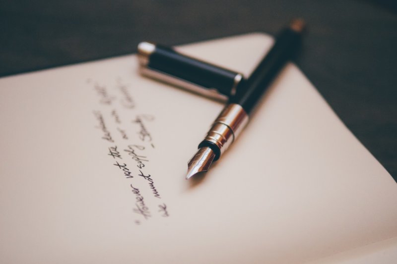 Ручка и лист бумаги с текстом
