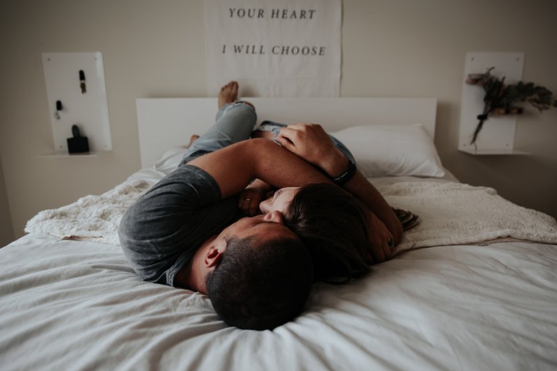 Влюбленные обнимаются на кровати