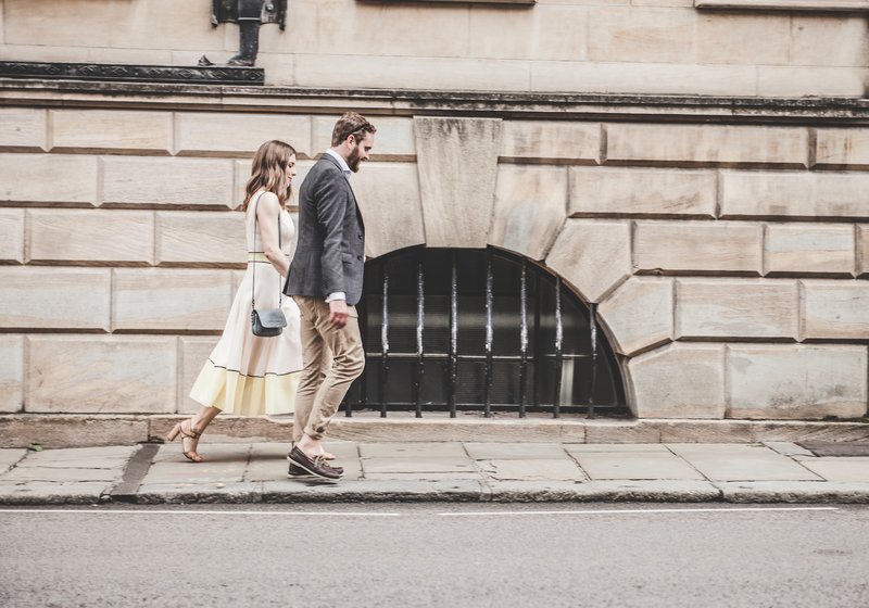 Влюбленная пара гуляет по улице