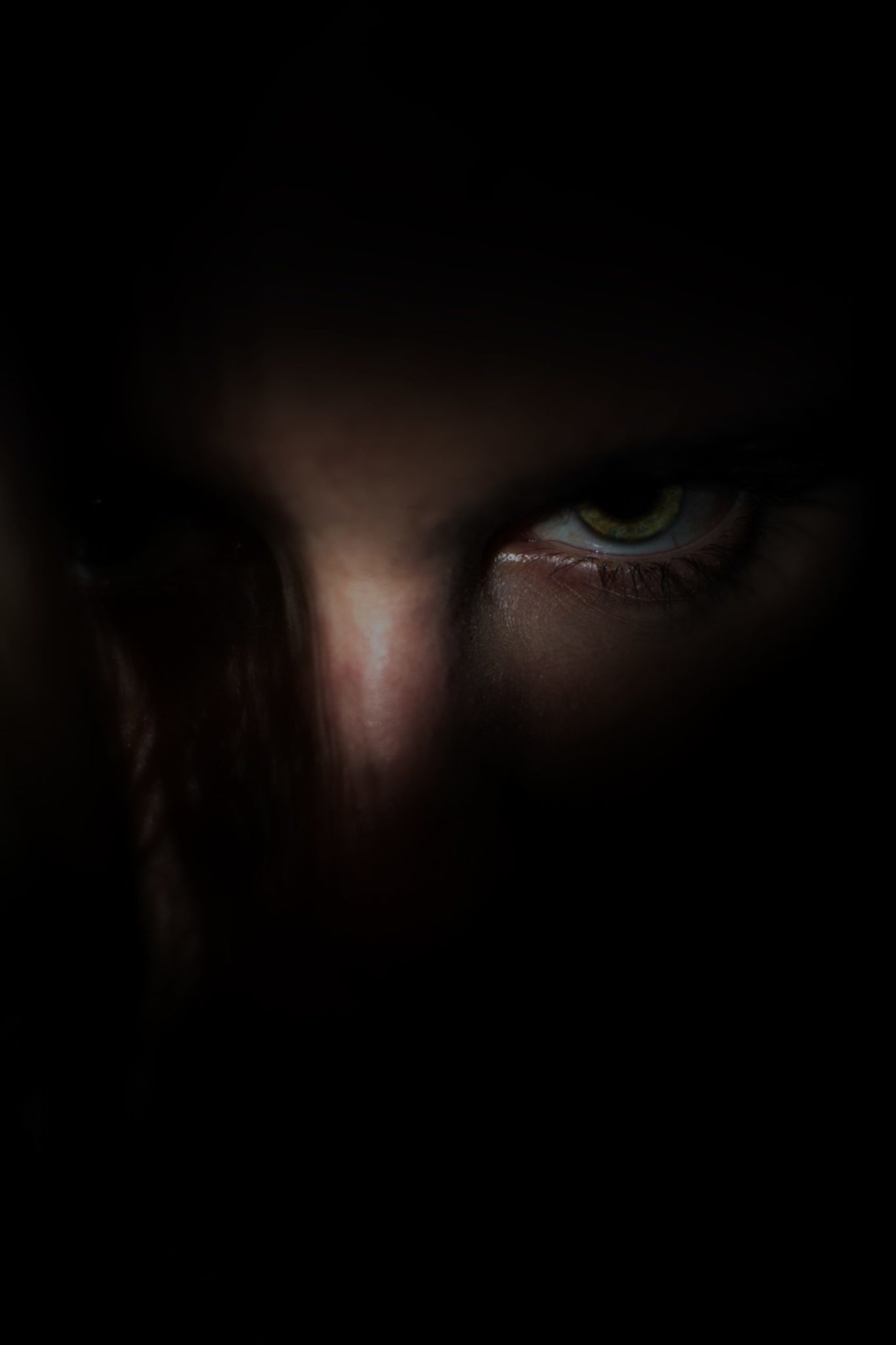 Женские глаза в темноте