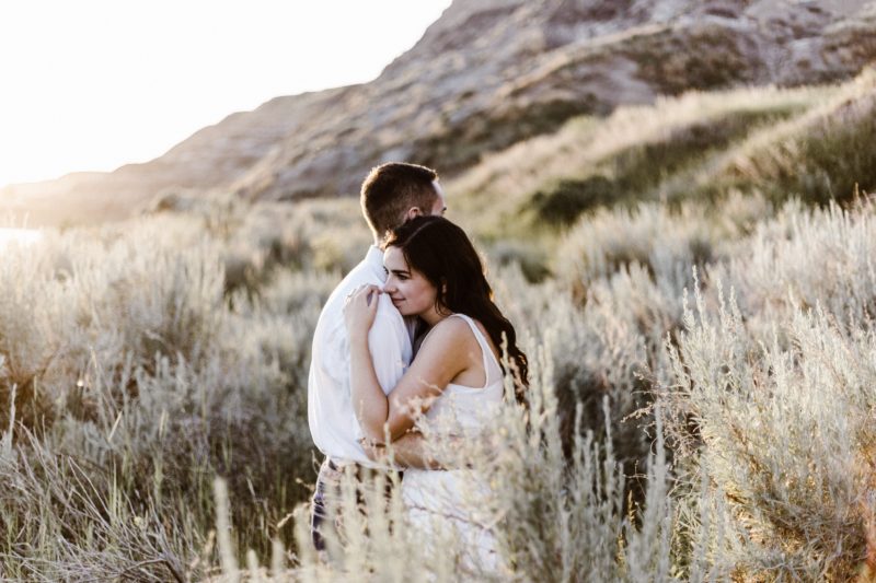 Парень и девушка обнимаются в поле