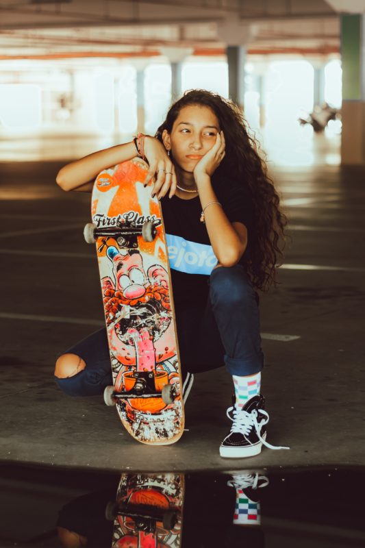 Девушка со скейтбордом
