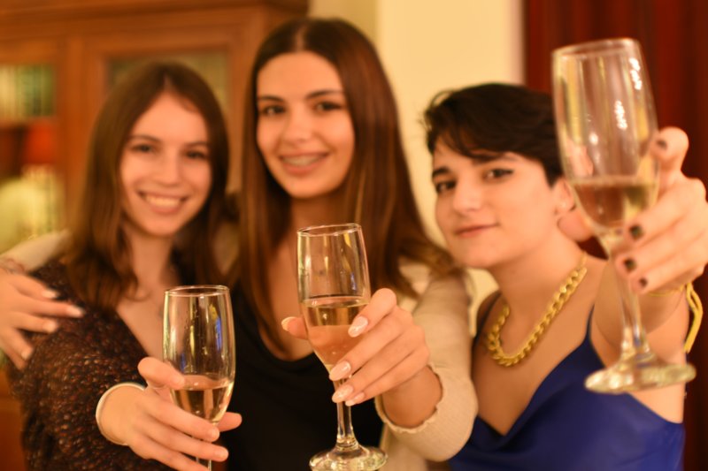 Женская компания с бокалами шампанского