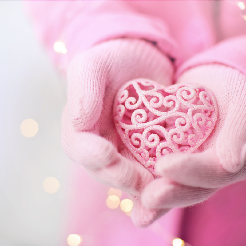 Розовое сердце в руках