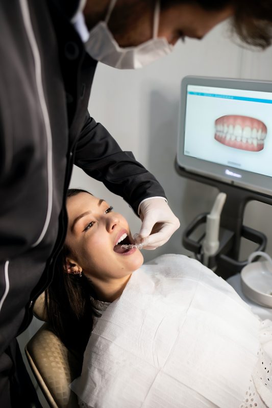 Лечение зубов в кресле стоматолога