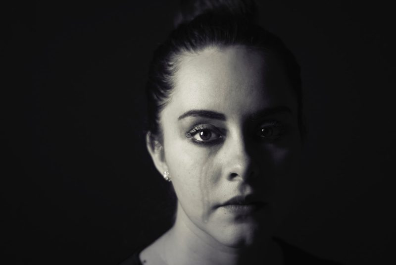 Черно-белое фото девушка плачет
