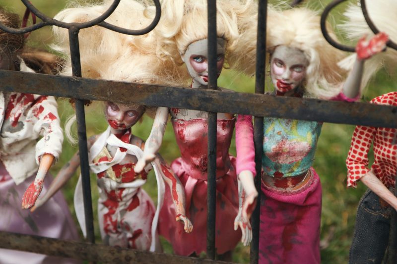 куклы в кровавой одежде