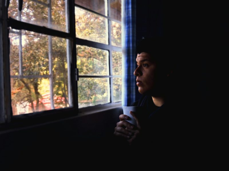 парень смотрит в окно